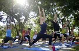 ashtanga-yoga-es-para-todas-las-personas-se-aprende-de-manera-gradual-de-acuerdo-a-su-propio-ritmo--201127000000-1549589.jpg