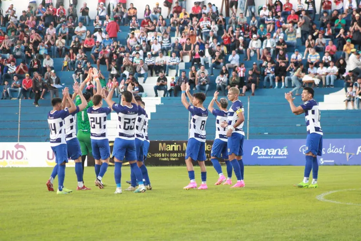 Los jugadores del 2 de Mayo saludan al público antes del partido ante Sportivo San Lorenzo por la undécima fecha de la División Intermedia en el estadio Río Parapití, en Pedro Juan Caballero.