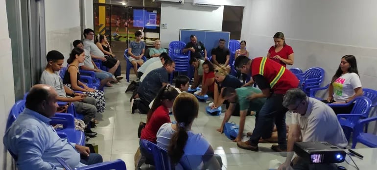 Bomberos Voluntarios de Luque dictan talleres sobre primeros auxilios.