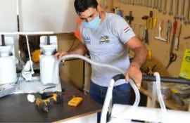 Juan Gaspar Bareiro Galeano trabaja en un taller de muebles finos de Concepción en un prototipo de respiración asistida.