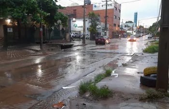 La calle Etienne, en Fernando de la Mora, se inunda constantemente ante cada lluvia, según lamentaron comerciantes de la zona.