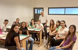 El Prof. Roberto Cañete con sus alumnos de arquitectura en proceso de elaboración de tesis de grado.