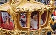 El rey Carlos III de Gran Bretaña y la reina Camila de Gran Bretaña viajan en el Gold State Coach, de regreso al Palacio de Buckingham desde la Abadía de Westminster en el centro de Londres el 6 de mayo de 2023, después de sus coronaciones.