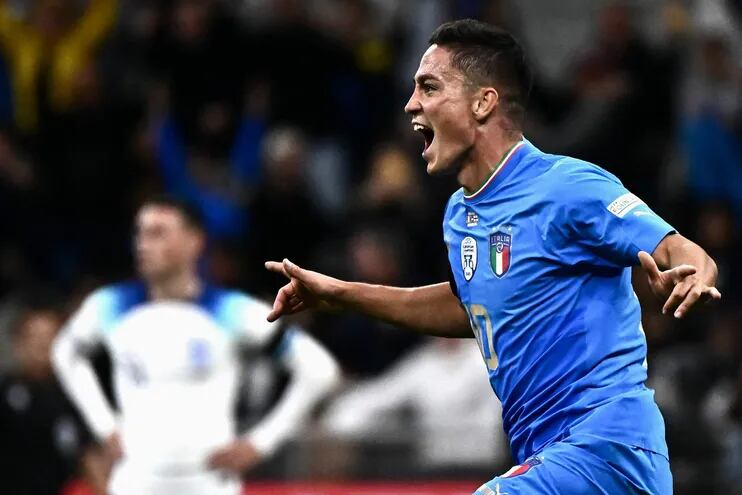 Giacomo Raspadori celebra su gol para Italia ante Inglaterra.