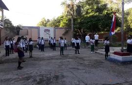 Alumnos del colegio nacional Ángel Muzzolón de Fuerte Olimpo en el primer día de clases.