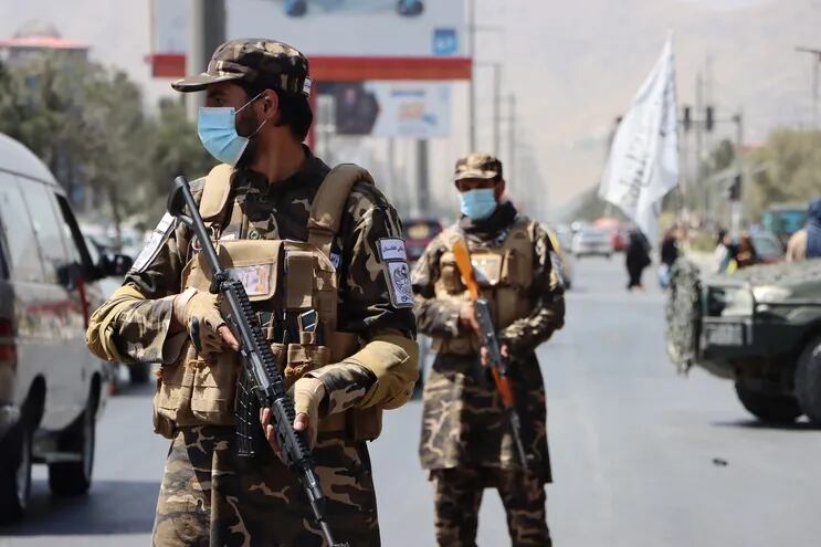 Miembros de las fuerzas talibanes en un punto de control en Kabul.