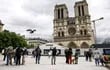 Los turistas toman fotografías frente a la Catedral de Notre Dame, en París, Francia.