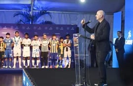 El titular de la FIFA, Gianni Infantino, en uso de la palabra ayer en la inauguración del Cardif.