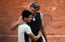 El alemán Alexander Zverev (d) y el español Carlos Alcaraz (L) después del duelo entre sí por los cuartos de final del Roland Garros.