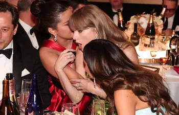 Una captura de pantalla de cuando Selena Gómez le comentaba algo a Taylor Swift en la gala de los Globos de Oro.