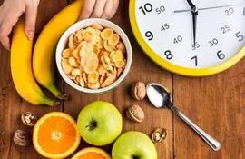 Es importante tener en cuenta el tiempo en que comemos ya que las evidencias demuestran que comer tarde se asocia con alteraciones metabólicas propias de la obesidad, con una menor pérdida de peso y un desequilibrio de las hormonas implicadas en la obesidad.