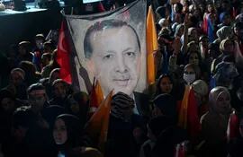 La nueva victoria de Recep Tayyip Erdogan, el presidente de Turquía, en las elecciones presidenciales y parlamentarias del domingo se ha construido sobre el apoyo que sigue recibiendo en las provincias del interior del país, el voto en el extranjero y de los sectores más nacionalistas e islamistas.