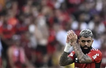 (FILES) Flamengo's forward Gabriel Barbosa leaves the pitch after his substitution during the Copa do Brasil final first leg football match between Flamengo and Sao Paulo at Maracana Stadium in Rio de Janeiro, Brazil, on September 17, 2023. Flamengo striker Gabriel Barbosa, 'Gabigol', will be able to return to the field of play after the Court of Arbitration for Sport suspended his two-year ban for attempted fraud in an anti-doping control on April 30, 2024, pending the conclusion of the process. (Photo by MAURO PIMENTEL / AFP)