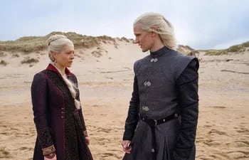 Emma D'Arcy y Matt Smith en "House of the Dragon", que HBO estrenará en 2022.