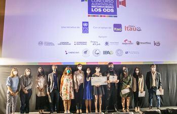 Los ganadores del concurso "Reconociendo los ODS" junto a los organizadores e integrantes del jurado.