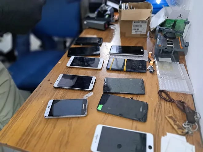 Algunos de los celulares encontrados en los locales allanados en el operativo Black List.