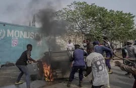 Manifestantes congoleños atacaron y saquearon la sede de la misión de la ONU en Congo, conocida como "Monusco". (AFP)