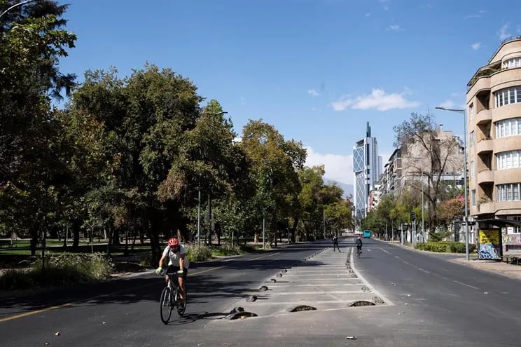 Un hombre pasea en bicicleta por el centro de Santiago (Chile).