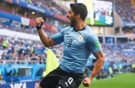 luis-suarez-31-anos-celebra-su-gol-ante-arabia-saudi-fue-su-tanto-numero-52-con-uruguay-el-6-en-copa-del-mundo-en-su-partido-100-con-la-celeste-223721000000-1724908.jpg