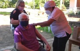 Un abuelito recibe la primera dosis de la vacuna en la casona Julio Correa, de Luque.
