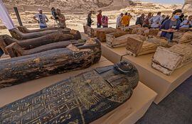 Parte de los más de 200 sarcófagos hallados en Egipto. (AFP)