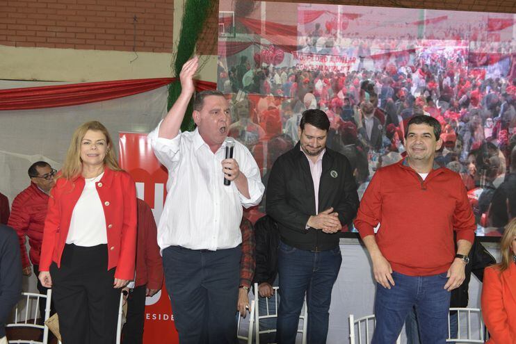 El senador Javier Zacarías Irún cuando dio su discurso. A la izquierda Sandra McLeod y a la derecha Carlos Pallarolas y Hugo Velázquez.