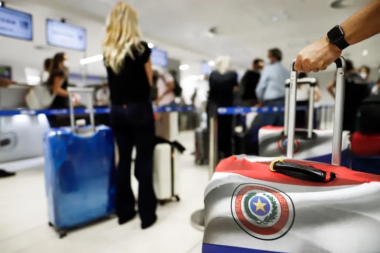 Una maleta con la bandera de Paraguay en el Aeropuerto Internacional Silvio Pettirossi