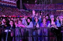 Fanáticas de la colombiana Karol G disfrutaron del concierto, pero sufrieron hechos de inseguridad a la salida del estadio de la Nueva Olla.