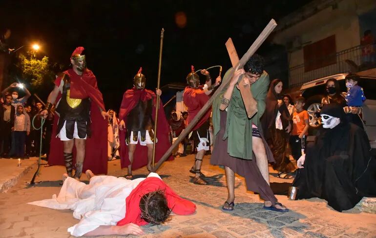 El actor representa la primera caída de Jesús camino al calvario, en el barrio San Jerónimo.