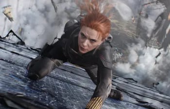 Scarlett Johansson en una escena de "Black Widow". La actriz demandó esta semana a Disney por el estreno en simultáneo del filme en su plataforma digital.
