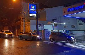 Filas de vehículos seguían comprando ayer en horas de la noche en Petropar, por los precios más bajos que tiene esa empresa.