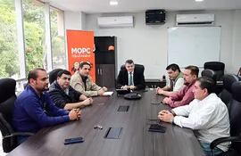 El viceministro Óscar Stark (centro) se reunió  con los empresarios de transporte, ayer por la tarde.
