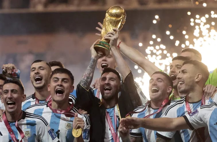 Los jugadores de Argentina celebran con el trofeo de la Copa del Mundo después de conquistar el Mundial Qatar 2022 en el estadio de Lusail, en Qatar.