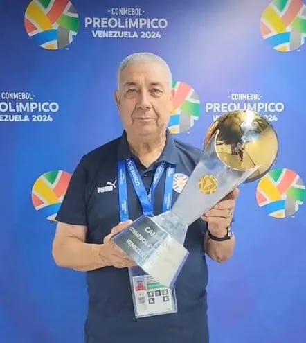 Carlos de los Santos Jara Saguier (73 años), director técnico de la Albirroja olímpica.