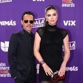 Marc Anthony y Nadia Ferreira optaron por el "Total Black" y así pasaron muy elegantes por la alfombra roja de la novena edición de los premios Latin American Music Awards realizada anoche en el MGM Grand Garden Arena en Las Vegas, Nevada.