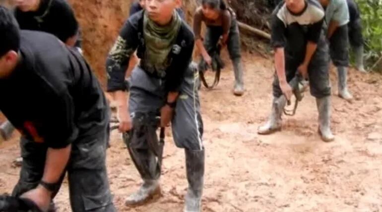 Las FARC secuestraron a miles de menores, abusaban sexualmente, principalmente de las niñas, y luego les lavaban el cerebro y los enseñaban a matar para defender a sus propios violadores.