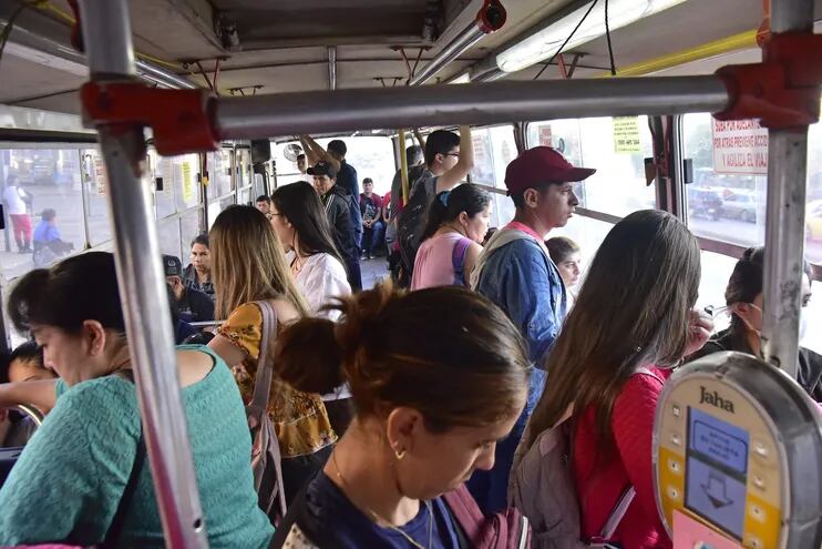 Usuarios del transporte público viajan hacinados en los colectivos del área metropolitana, y el subsidio a cada bus costó G. 116 millones a todos los contribuyentes del país, en sólo nueve meses del 2022, aproximadamente.
