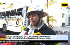 Bus se incendió tras choque en el centro de Asunción