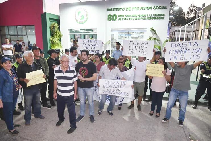 El domingo último, los asegurados del IPS se manifestaron en la Expo para denunciar la corrupción en el ente y despilfarro de dinero de los aportantes del seguro social.