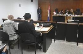 Rubén Valdeéz (izq.) y su abogado Alfredo Delgado (der.) ante el Tribunal de Sentencia.