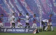 Los jugadores de Cerro Porteño y Olimpia ingresan al campo de juego para el superclásico del fútbol paraguayo por la sexta fecha del torneo Clausura 2023 en el estadio La Nueva Olla, en Asunción.