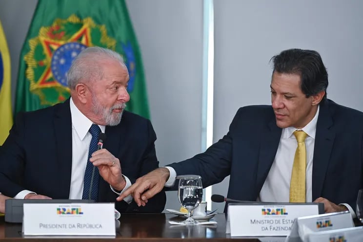 El presidente de Brasil, Luiz Inácio Lula da Silva, conversa con su ministro de Hacienda, Fernando Haddad (d), durante una reunión con entidades representativas del sector automotriz hoy, en el Palacio del Planalto en Brasilia (Brasil).