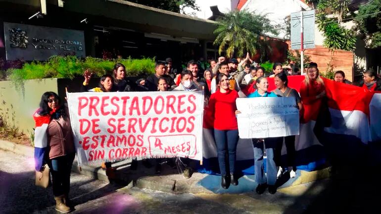 Manifestación de prestadores de servicios de limpieza tercerizados frente a la EBY en Asunción.