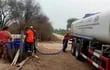 Camión cisterna de la SEN distribuyendo agua a familias de María Auxiliadora, del distrito de Fuerte Olimpo, afectadas por esta dura temporada de sequía.