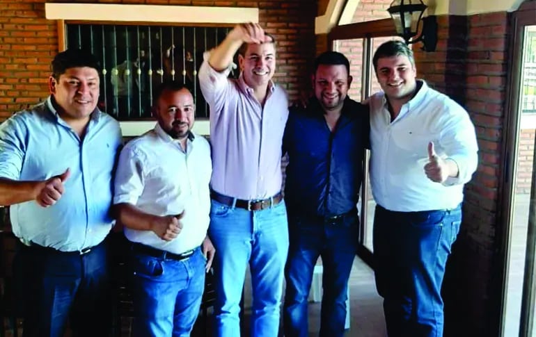 Los intendentes, Raul Nardelli de R.I 3 Corrales, Fabio Benítez de Celio Báez, el precandidato Santiago Peña, Arturo Rey Jara de Yhú y Marcos Benítez de Coronel Oviedo.