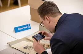 Un periodista toma fotografías de un mapa que conduce a un posible tesoro nazi en Ommeren durante el Día Anual de Acceso Abierto de los Archivos Nacionales en La Haya, Países Bajos.