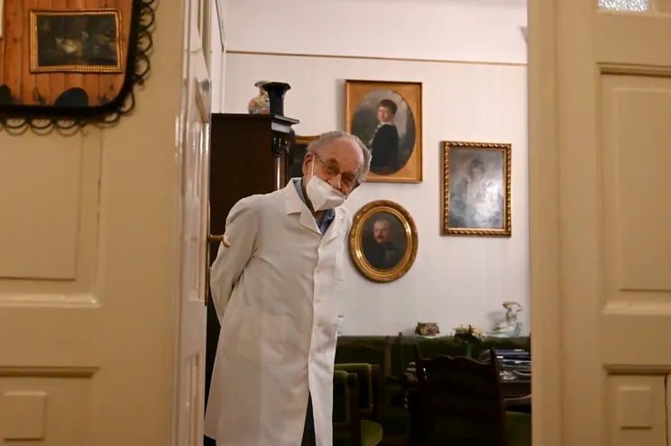 Istvan Kormendi, decano de los médicos húngaros,  a los 97 años sigue en el cuidado de sus pacientes, siempre alerta después de 70 años de trabajo.