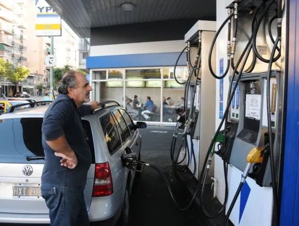 El precio de los combustibles en Argentina queda congelado desde este viernes hasta el 31 de octubre, gracias a un acuerdo entre la industria y el Gobierno para intentar paliar la fuerte subida de precios que vive el país suramericano.