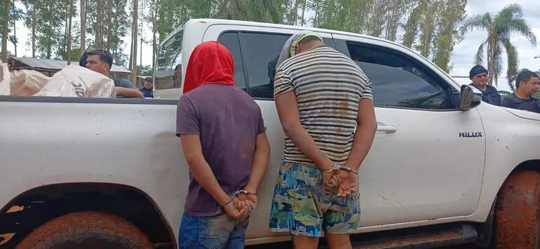 Los dos detenidos durante el operativo en el establecimiento ubicado a orillas del río Monday.