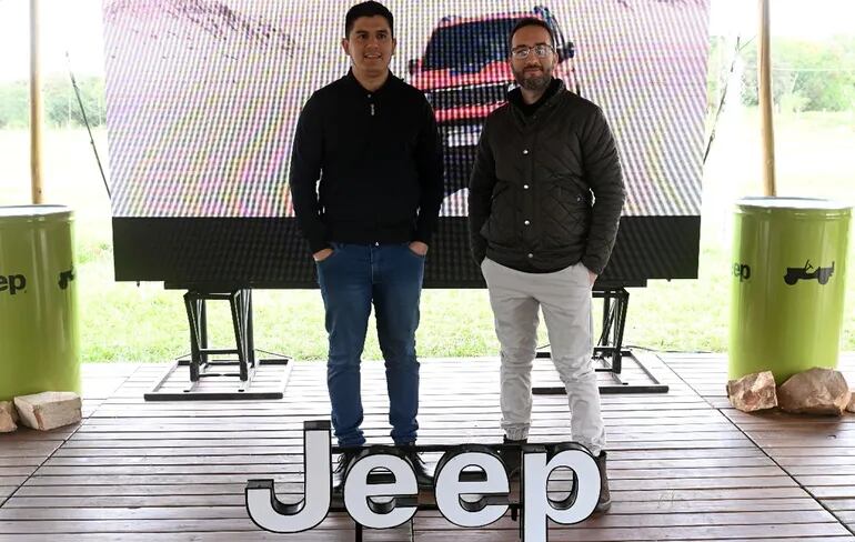 El brand manager de Jeep Renegade, José Pereira, y el gerente de ventas, Diego Facetti, dieron detalles del nuevo modelo que fue presentado en el ex-Aratiri.